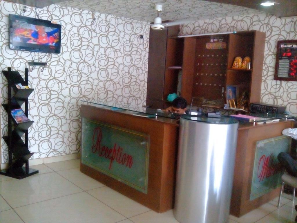 Hotel Rest Inn Лакхнау Экстерьер фото